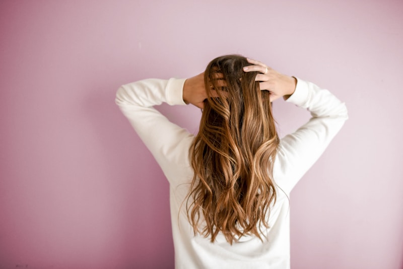 Accessoires UNK sur cheveux texturés — locs et tresses
